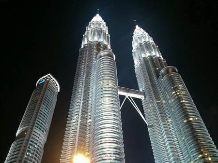 Klcc and Maxis tower at nightの素材
