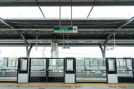 BTS Srinagarindra Station, Samut Prakan,Thailand-December 29.2021. Platform for passengers waiting to use the train service.のeditorial素材
