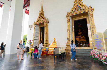 Wat Suthat Thepwararam Ratchaworamahawihan,Bangkok,Thailand-July 29.2023. Thai People and tourists come to visit and worship with make merit at temple on weekend.のeditorial素材