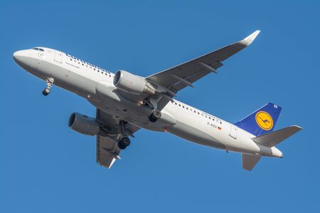 The passenger plane released the landing gear before landing.のeditorial素材