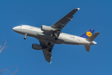 The passenger plane released the landing gear before landing.のeditorial素材