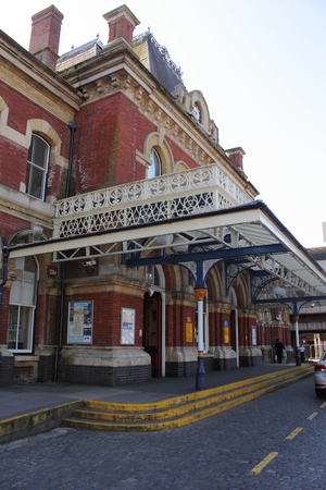 portsmouth railway station entrance 2014のeditorial素材