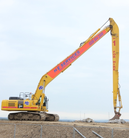 PORTSMOUTH, ENGLAND, 9TH SEPTEMBER 2015: Building a seawater tidal defence along the waters edge in Portsmouth, England,9th Septemberのeditorial素材