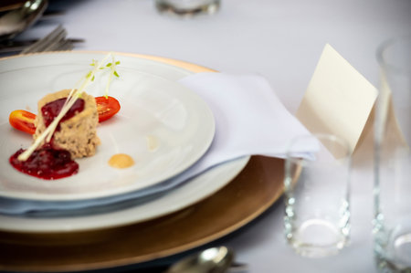 a plate with a dish and a label on the tableの写真素材