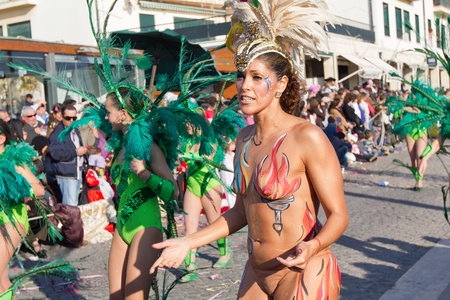 SESIMBRA, PORTUGAL - FEBRUARY 19: Samba dancer in the Carnival on February 19, 2012 in Sesimbra, Portugal.のeditorial素材