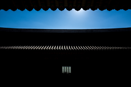 eaves silhouette of changdeokgung palaceのeditorial素材