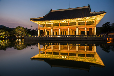 night view of gyeonghoeru pavilion in gyeongbokgung palace1のeditorial素材