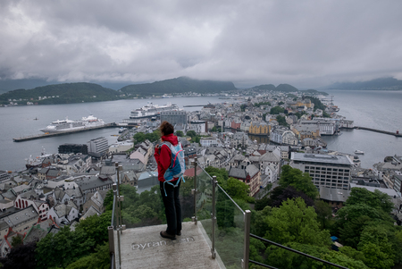 Female hiker looking at city of Alesund from Aksla mountain, Norway.のeditorial素材
