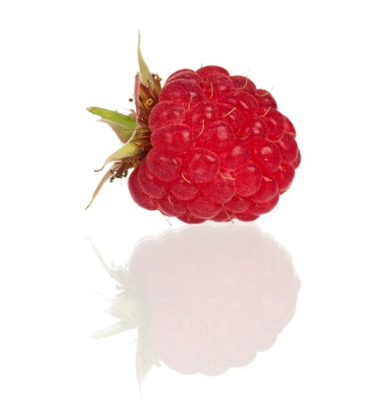 Ripe fresh raspberry with reflection on white の写真素材
