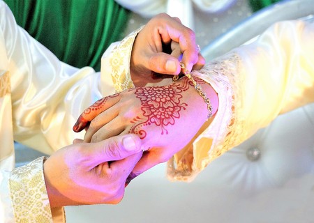 New Groom give golden bangle for bride's gift.の写真素材
