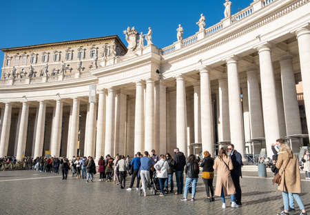 People wait long queue to visit St. Peters Basilicaのeditorial素材