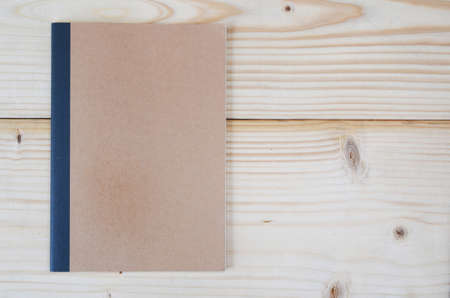 Brown note on wood backgroundの写真素材