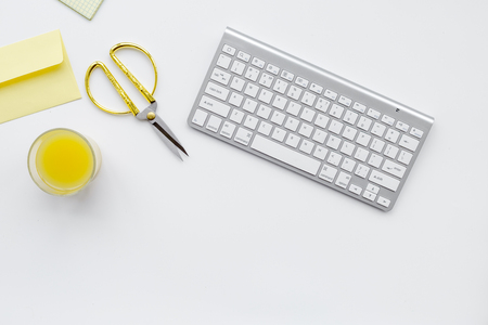 female desktop with keyboard and flowers top view mock up no oneの写真素材
