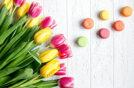 flowers spring tulips top view on wooden backgroundの写真素材