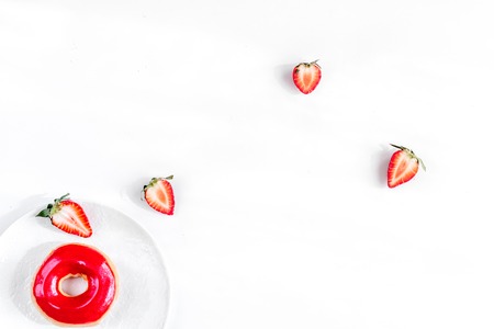 strawberry donut isolated on white background top view mockupの写真素材