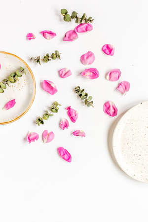 rose petals and plate flat lay on woman desk top view mockupの写真素材