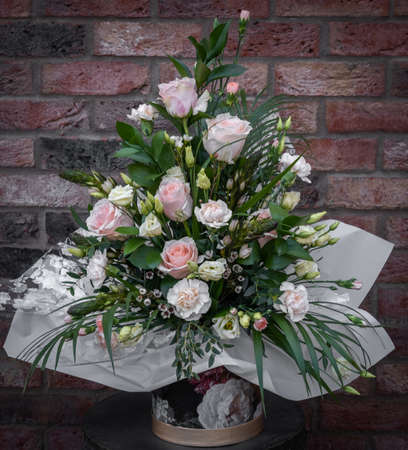A beauitul Mothers-day-pink-rose-floral-arrangement-in-a-large-hat-boxの写真素材