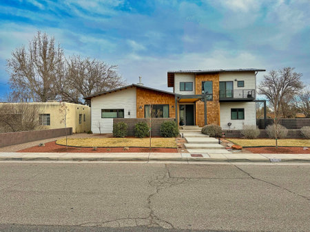 ALBUQUERQUE, NEW MEXICO, USA-March 9, 2023. Street with nice open views of private buildings, and spring trees and bushesのeditorial素材