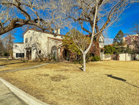 ALBUQUERQUE, NEW MEXICO, USA-March 7, 2023. Street with nice open views of private buildings, and spring trees and bushesのeditorial素材