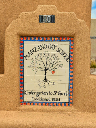 ALBUQUERQUE, NEW MEXICO, USA - March 10, 2023. Sign on yellow wall. Manzano Day School. Kindergarten to 5th grade. Founded in 1938のeditorial素材