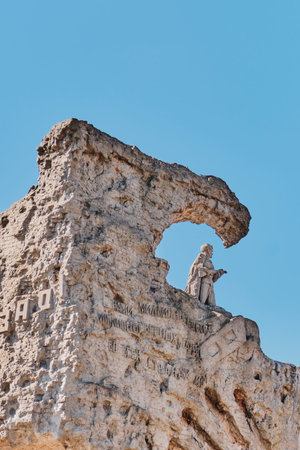 Volgograd, Russia - September 30, 2025: Stone sculpture of Soviet soldier standing guard within the symbolic ruined walls of Mamayev Kurgan memorial. Stalingrad Battle memorialのeditorial素材