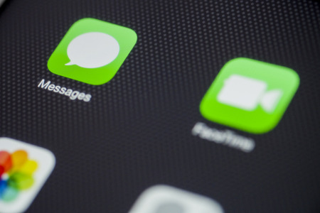 CHIANG MAI, THAILAND - OCTOBER 03, 2014: Apple message chat apps icon on Apple new iPad Air device screen background.のeditorial素材