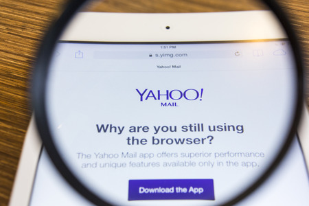 CHIANG MAI, THAILAND - SEPTEMBER 17, 2014: Yahoo.com website page using Apple iPad Air on September 17, 2014 in Chiang Mai, Thailand.のeditorial素材