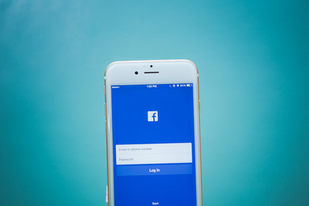 CHIANG MAI, THAILAND - SEPTEMBER 02, 2015: Log in page Facebook application using Apple iPhone 6. Facebook is largest and most popular social networking site in the world.のeditorial素材