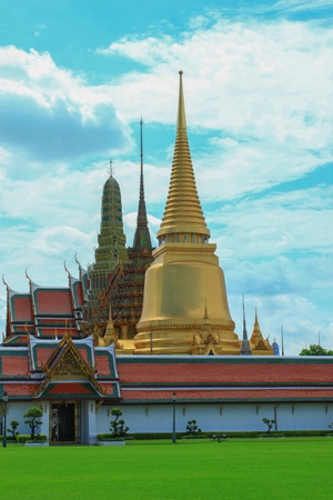 the view of thailand grand palace to the golden pagodaのeditorial素材