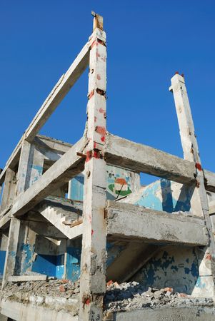 Fragment dismantle of a building