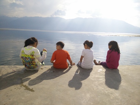 Kids playing beside of erhai Lakeのeditorial素材
