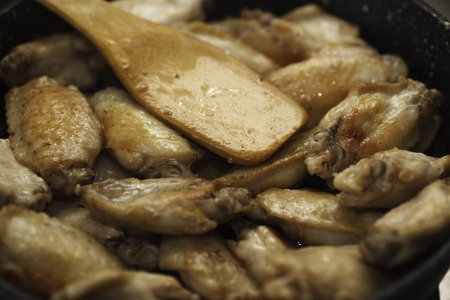 Chicken wings are fried in frying panの写真素材