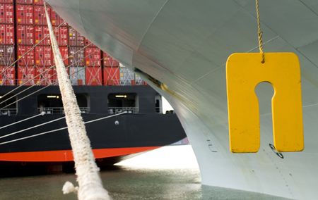 Container ship's mooring lines