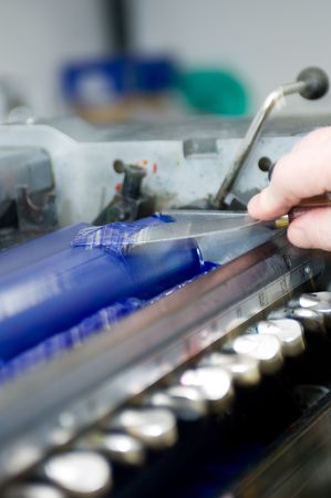 Applying ink on the reels of an offset printing press