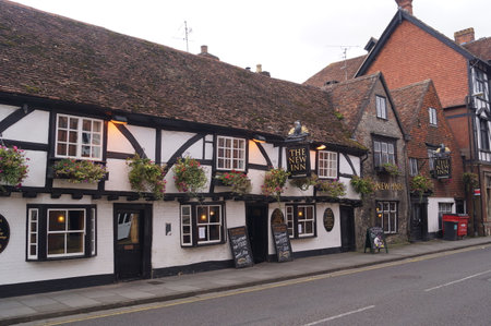 Salisbury, England, UK: view of The New Inn traditional pubのeditorial素材