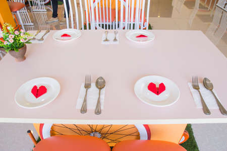 dining table with red heart on white dishのeditorial素材