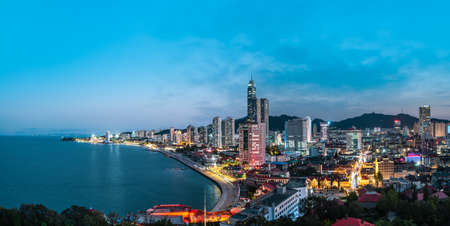 Large-format night aerial photography of Yantai coastline sceneryの写真素材