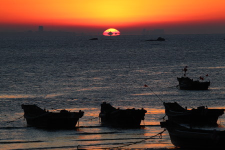 Silhouette of fishing boats during sunsetの写真素材