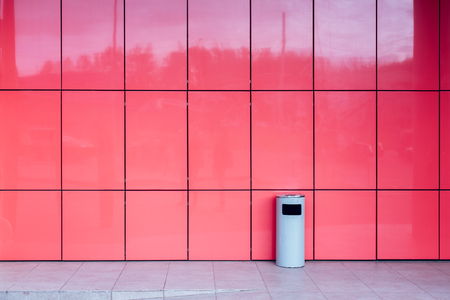 Garbage urn on background of a wall of pink tiles. In the city at the shopping center. In nature, life style. The concept of a clean city. Pink wall background.の写真素材