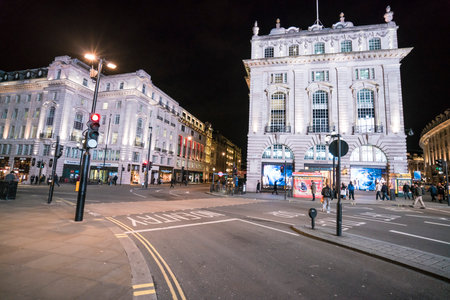 London Piccadilly Street Corner - wide angle shot LONDON, ENGLAND - FEBRUARY 22, 2016のeditorial素材