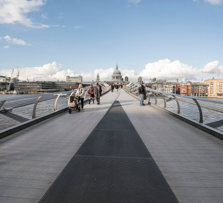 Millennium Bridge Pedestrian Bridge over River Thames LONDON, ENGLAND - FEBRUARY 22, 2016のeditorial素材