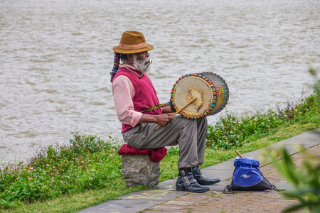 Street musician in New Orleans sitting at Mississippi Riverのeditorial素材