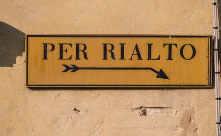 Direction sign to Rialto in Veniceのeditorial素材