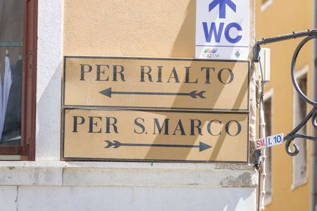 Street sign to Rialto and Rialto Bridge in Veniceのeditorial素材
