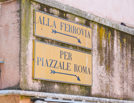 Street sign to Railway station and Piazzale Romaのeditorial素材