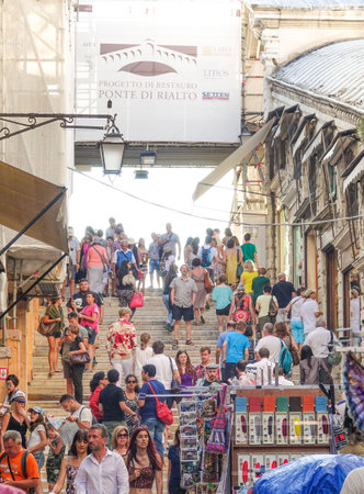 World famous Rialto Bridge in Veniceのeditorial素材