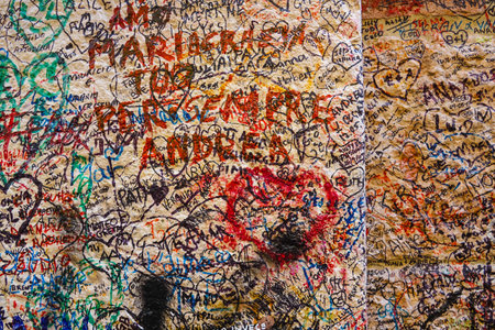 World famous Love graffiti and writings on the wall at Juliet house in Verona - Casa di Giuliettaのeditorial素材