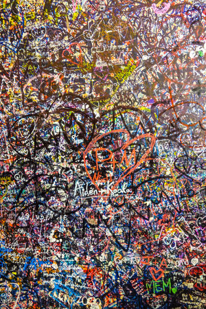 World famous Love graffiti and writings on the wall at Juliet house in Verona - Casa di Giuliettaのeditorial素材