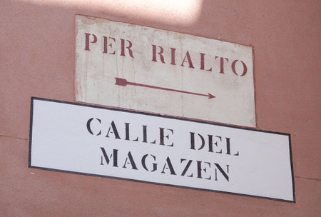 Street sign to Rialto and Rialto Bridge in Veniceのeditorial素材