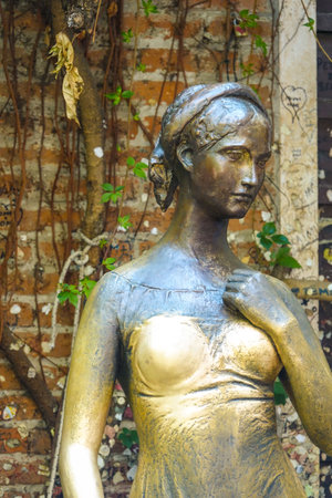 Statue of Juliet in Verona - Casa di Giuliettaのeditorial素材
